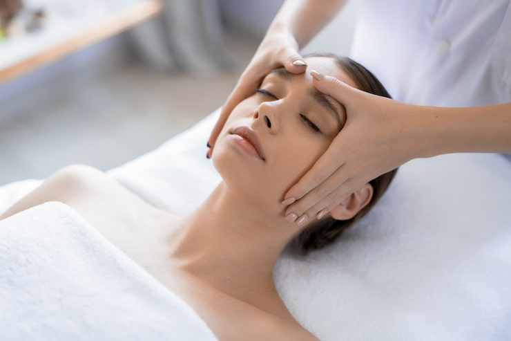 Esthetician’s Guide to Facial Lifting Massage Techniques